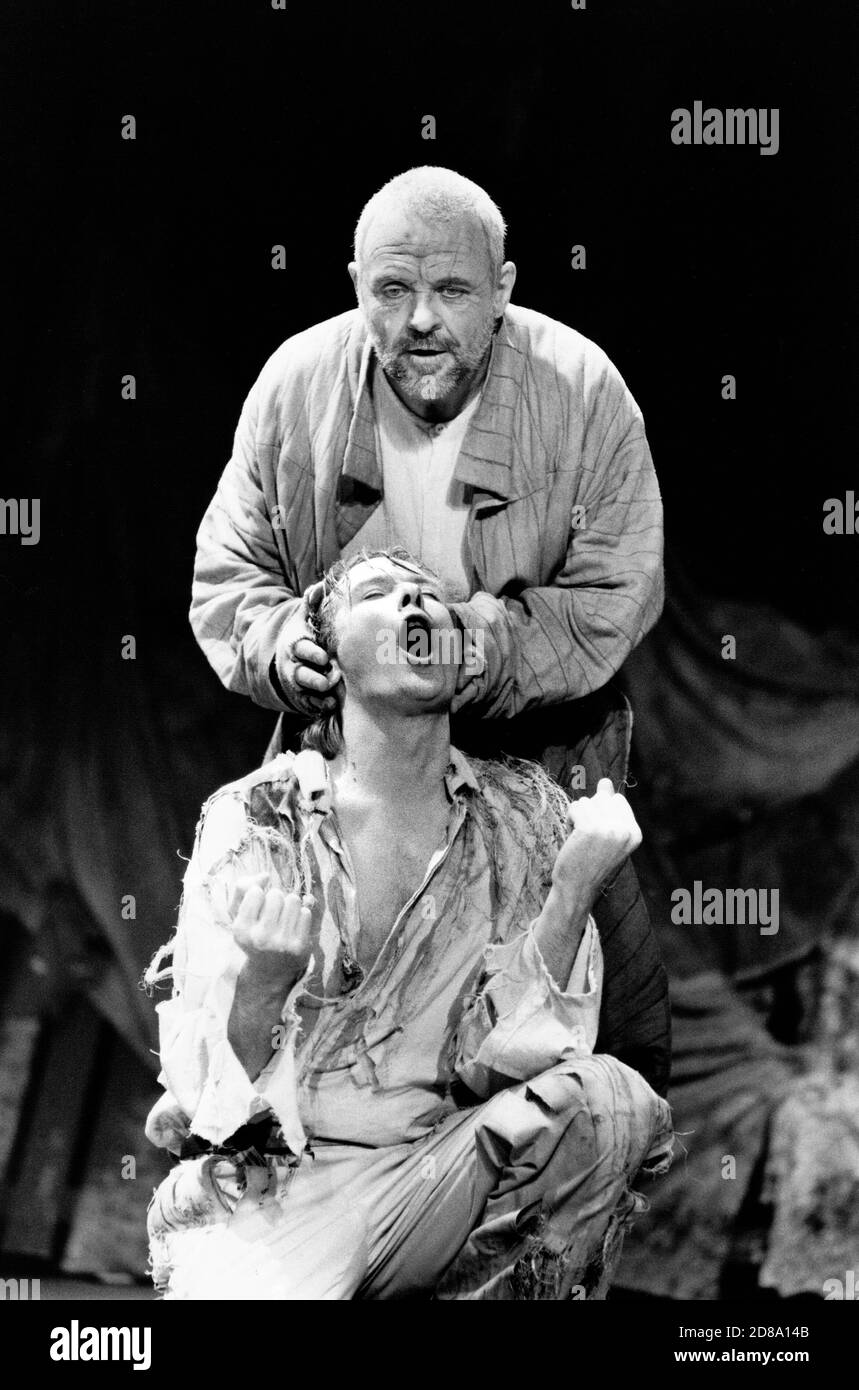 Bill Nighy (Edgar / Poor Tom), Anthony Hopkins (Lear) in KING LEAR von Shakespeare im Olivier Theatre, National Theatre (NT), London SE1 11/12/1986 Bühnenbild: Hayden Griffin Kostüme: Christine Stromberg Beleuchtung: Rory Dempster Regie: David Hare Stockfoto