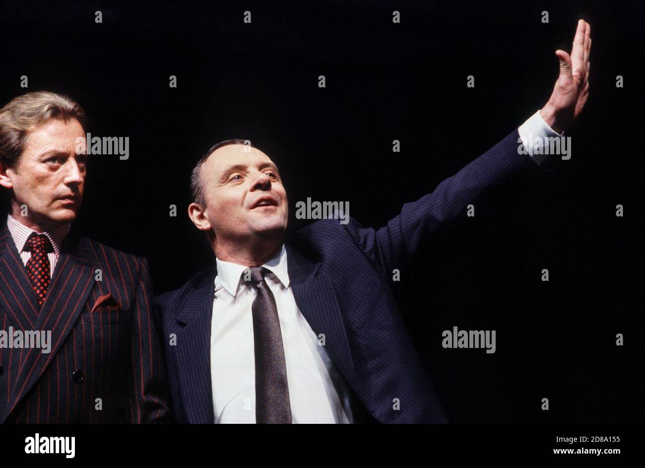 l-r: Peter Blythe (Michael Quince, MP), Anthony Hopkins (Lambert le Roux) in PRAVDA Geschrieben & Regie von David Hare am Olivier Theatre, National Theatre (NT), London SE1 02/05/1985 Bühnenbild: Hayden Griffin Kostüme: Lindy Hemming Stockfoto