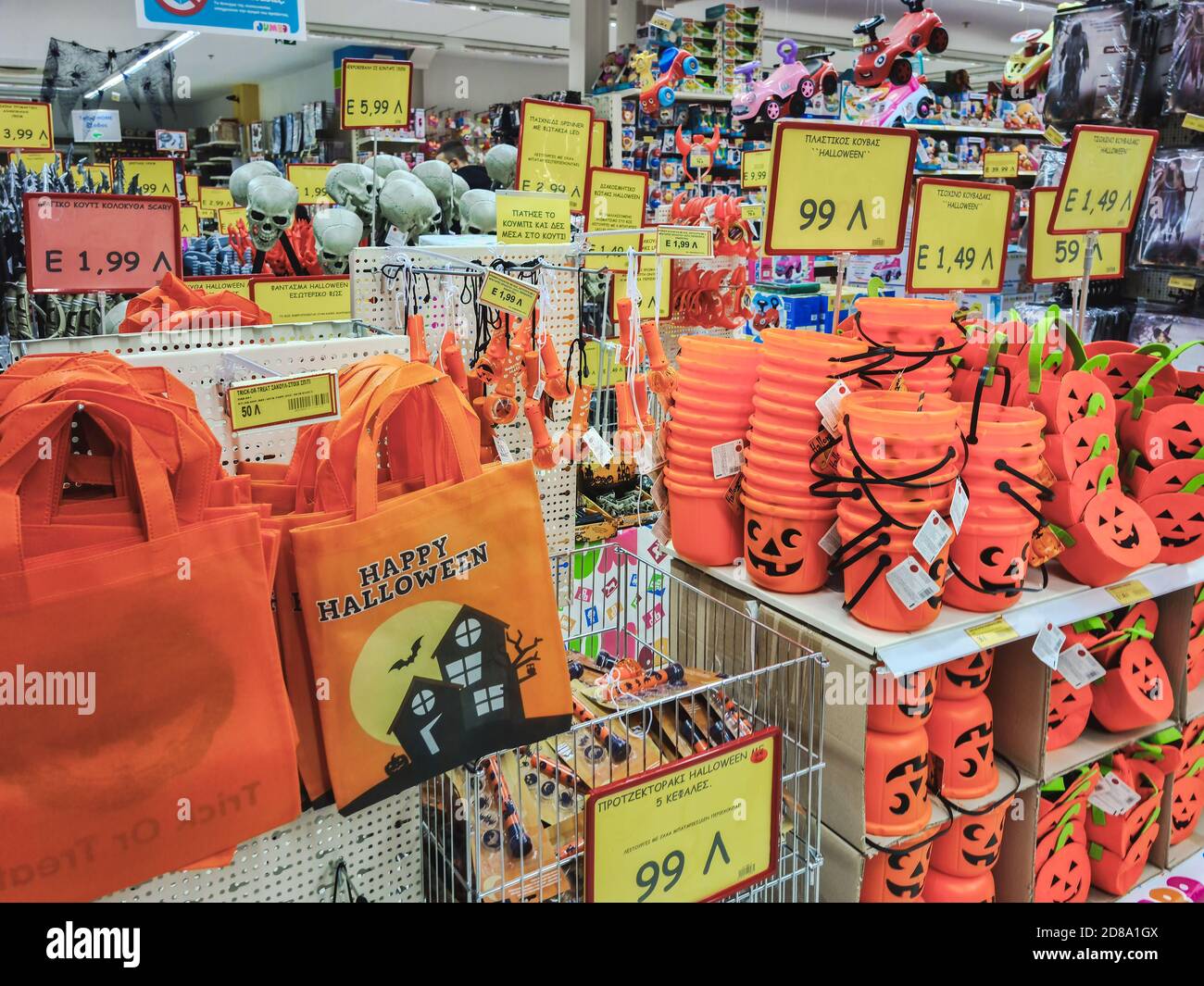 Halloween Supermarkt Produkte im Regal. Festliche Dekorationen einschließlich Kürbis-Mock-ups, auf dem Display zum Verkauf in Shop-Galerie in Thessaloniki, Griechenland. Stockfoto
