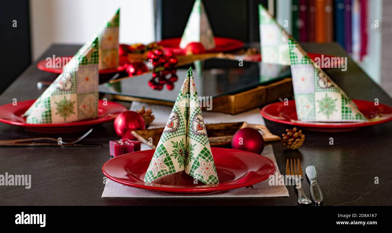 Weihnachtsdekoration auf einem Esstisch Stockfoto