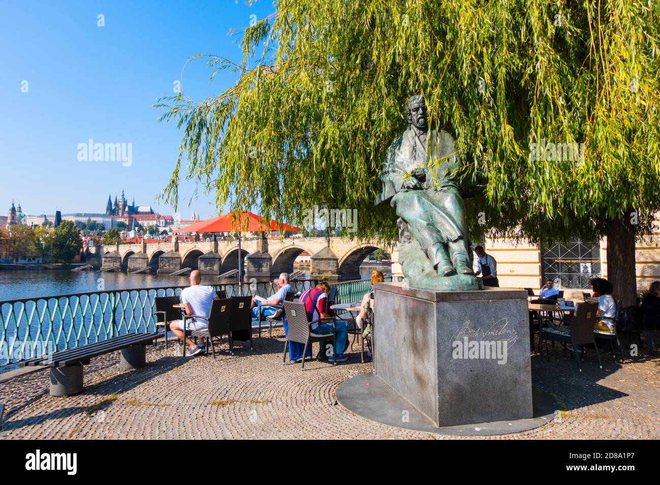 Novotneno Lavka, mit Smetana-Denkmal und Blick auf die Karlsbrücke und die Burg, Prag, Tschechische Republik Stockfoto