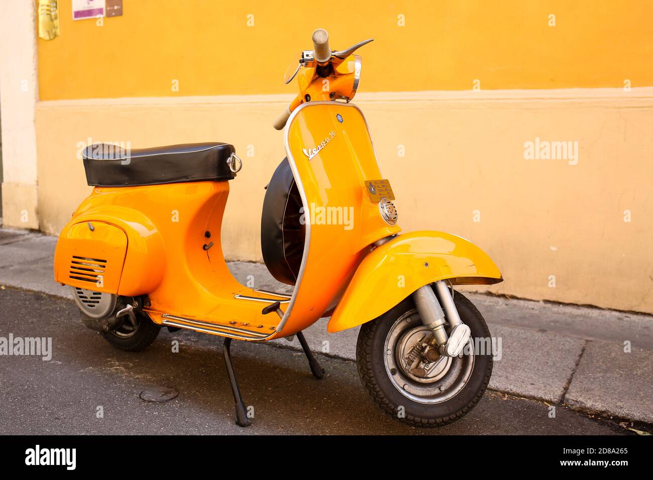 Brescia, Italien - 02. Juli 2020: Vespa Motorrad auf der Straße Stockfoto