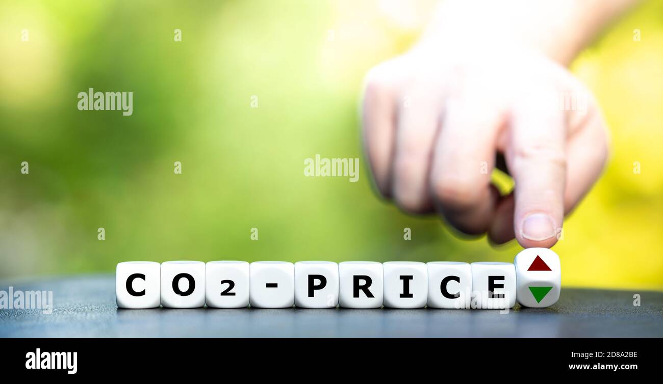 Symbol für einen steigenden CO2-Preis. Würfel bilden den Ausdruck 'CO2-Preis'. Stockfoto