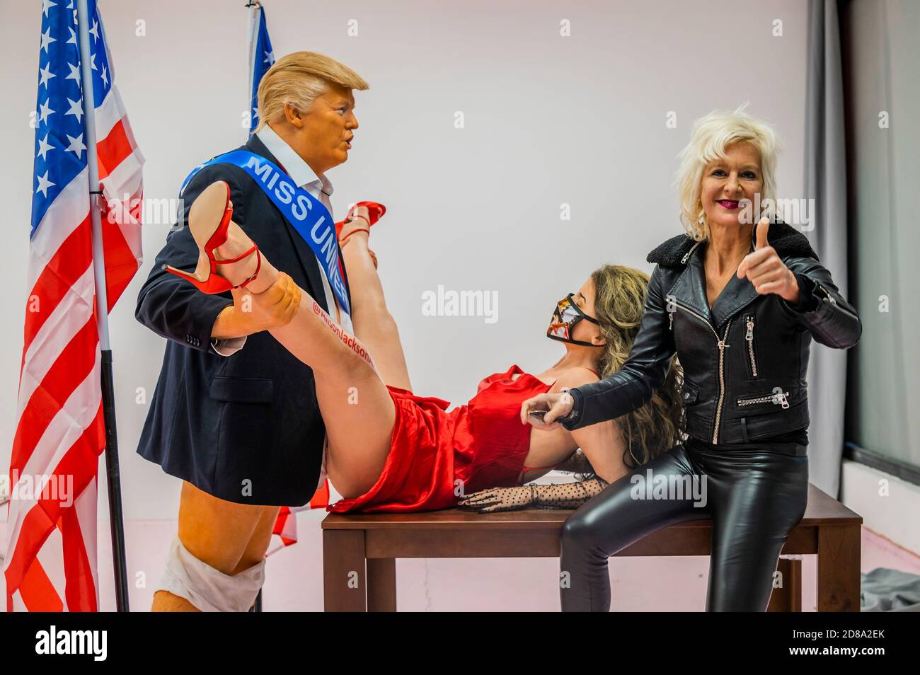 London, Großbritannien. Oktober 2020. Donald Trump Karikatur in einer kompromittierenden Position mit Miss America - ein satirisches Kunstwerk von Alison Jackson (im Bild) in der Soho Revue Gallery. Kredit: Guy Bell/Alamy Live Nachrichten Stockfoto