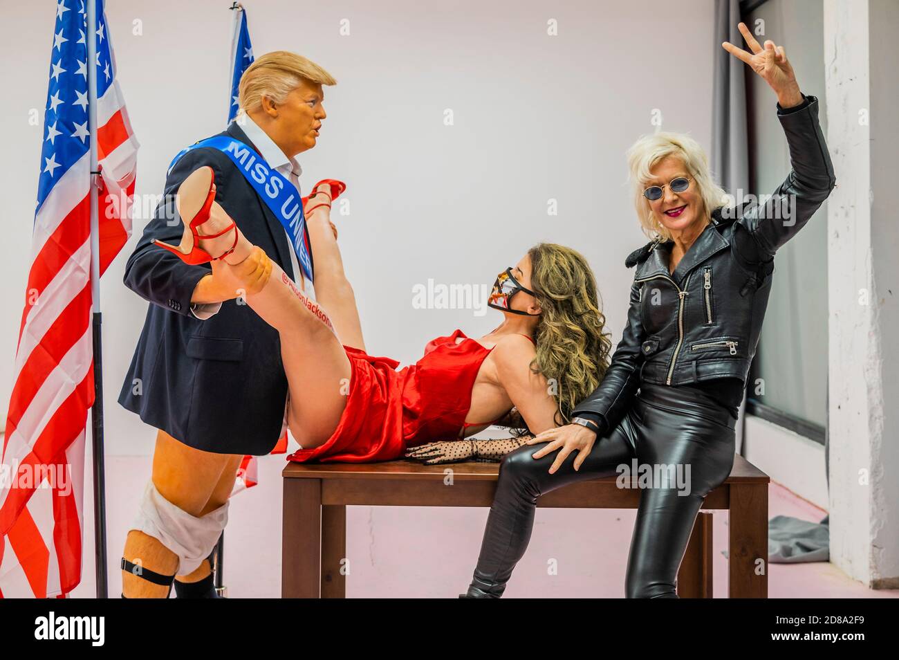 London, Großbritannien. Oktober 2020. Donald Trump Karikatur in einer kompromittierenden Position mit Miss America - ein satirisches Kunstwerk von Alison Jackson (im Bild) in der Soho Revue Gallery. Kredit: Guy Bell/Alamy Live Nachrichten Stockfoto