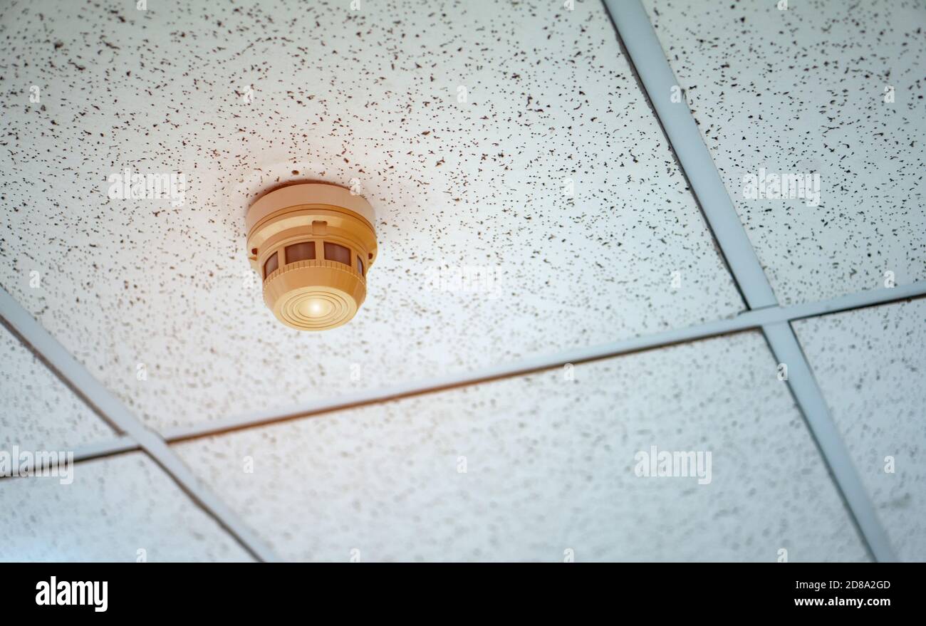 Rauchmelder in öffentlichen Gebäuden oder Büros zur Brandvermeidung Stockfoto