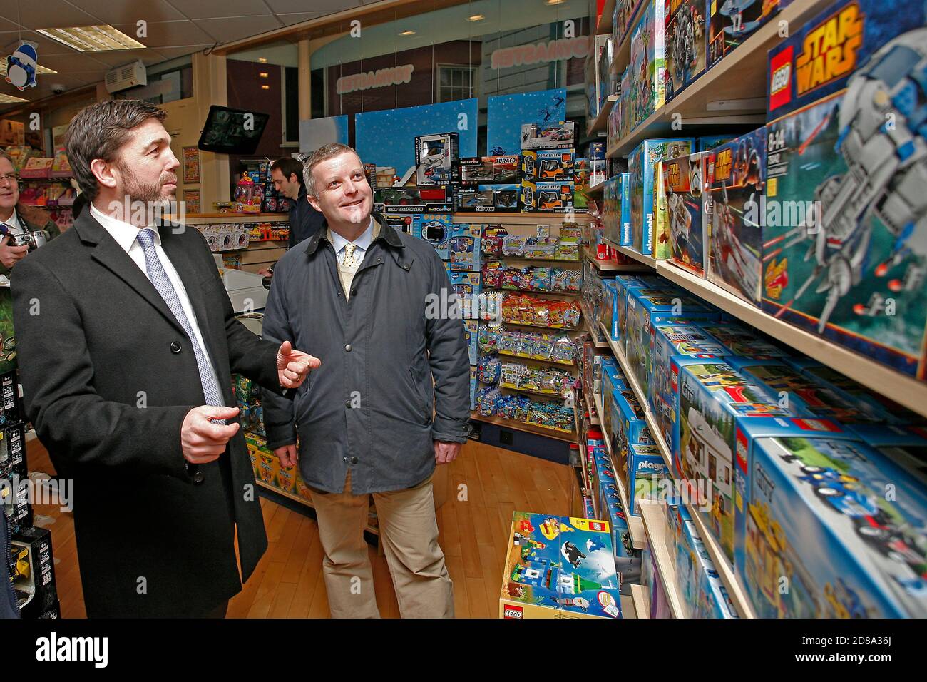 Stephen Crabb besucht Brecon Stadt mit MP Chris Davies, wo er lokale Geschäft und Ladenbesitzer am 11. Dezember 2014 trifft. ©PRWPhotography Stockfoto