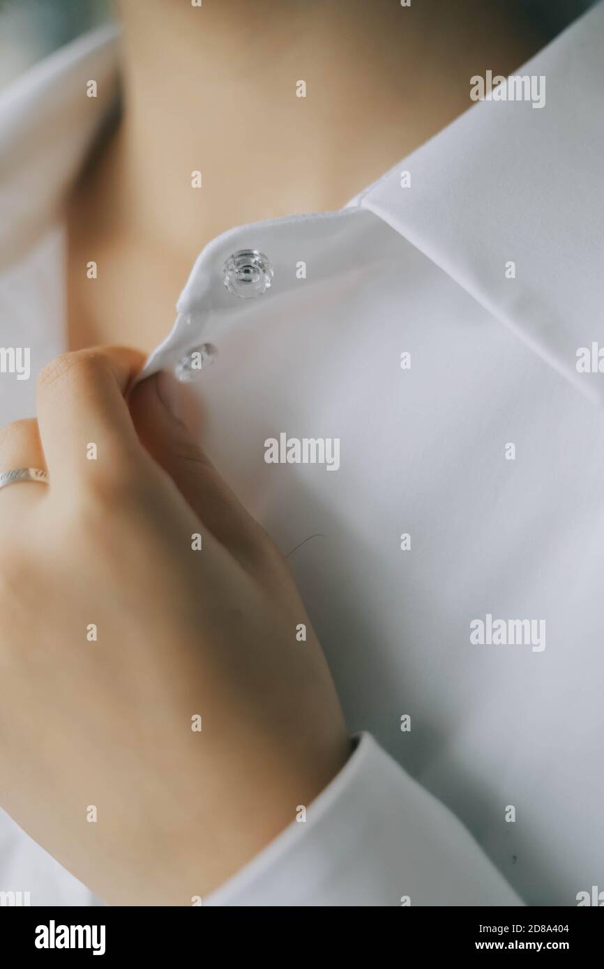 Nahaufnahme von schönen coolen Mode-Kleidung mit Händen Stockfoto