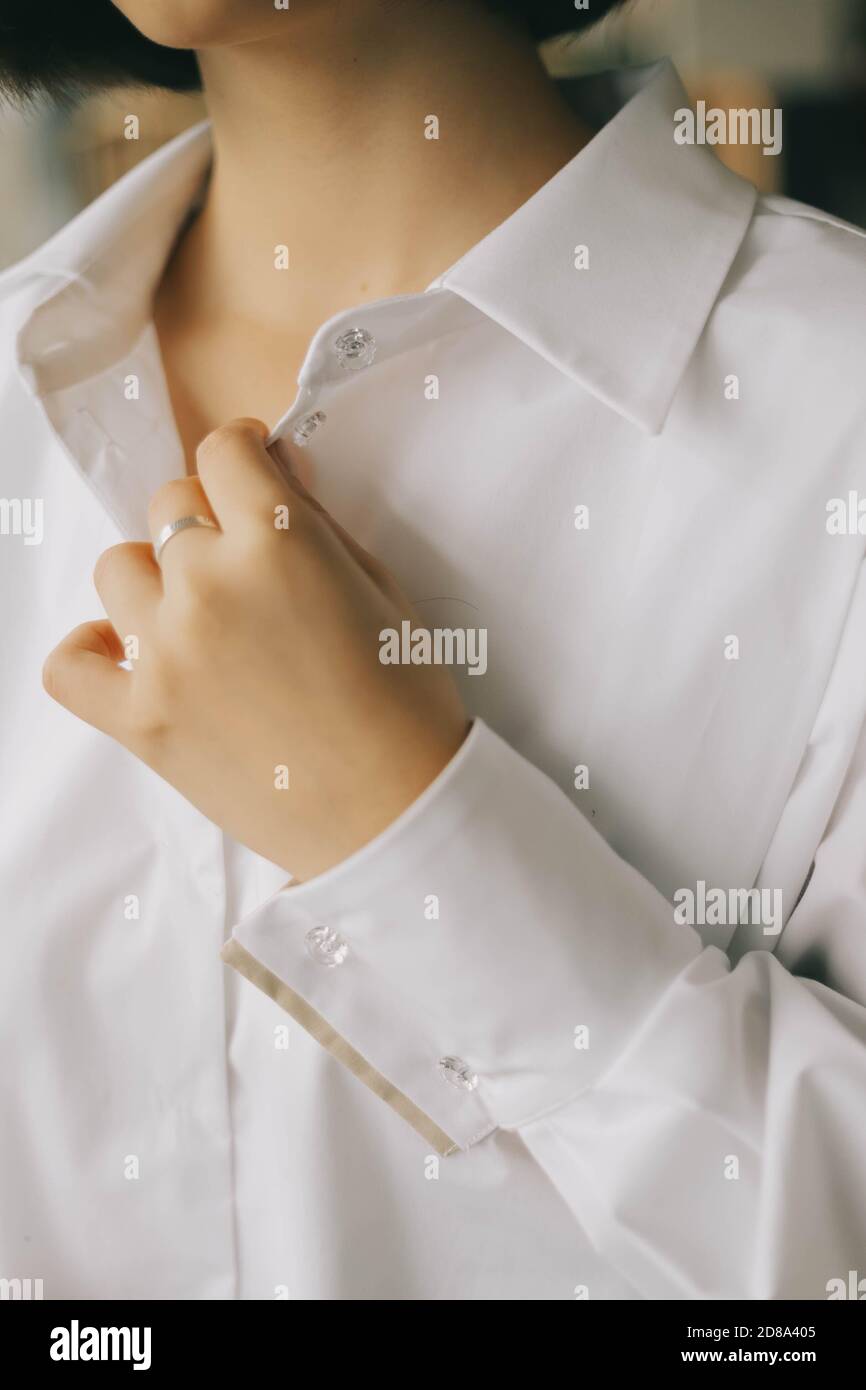 Nahaufnahme von schönen coolen Mode-Kleidung mit Händen Stockfoto