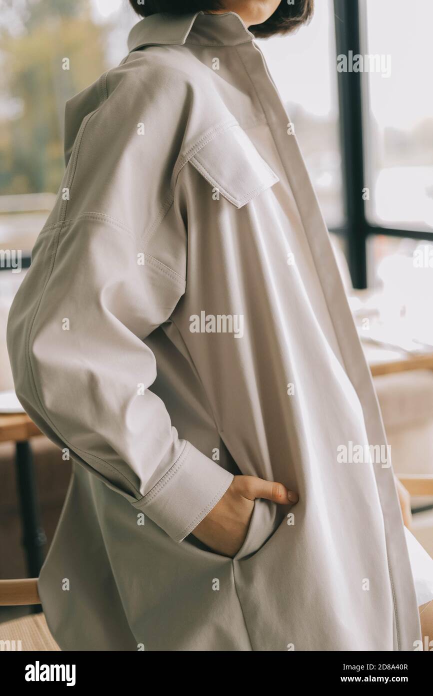 Nahaufnahme von schönen coolen Mode-Kleidung mit Händen Stockfoto