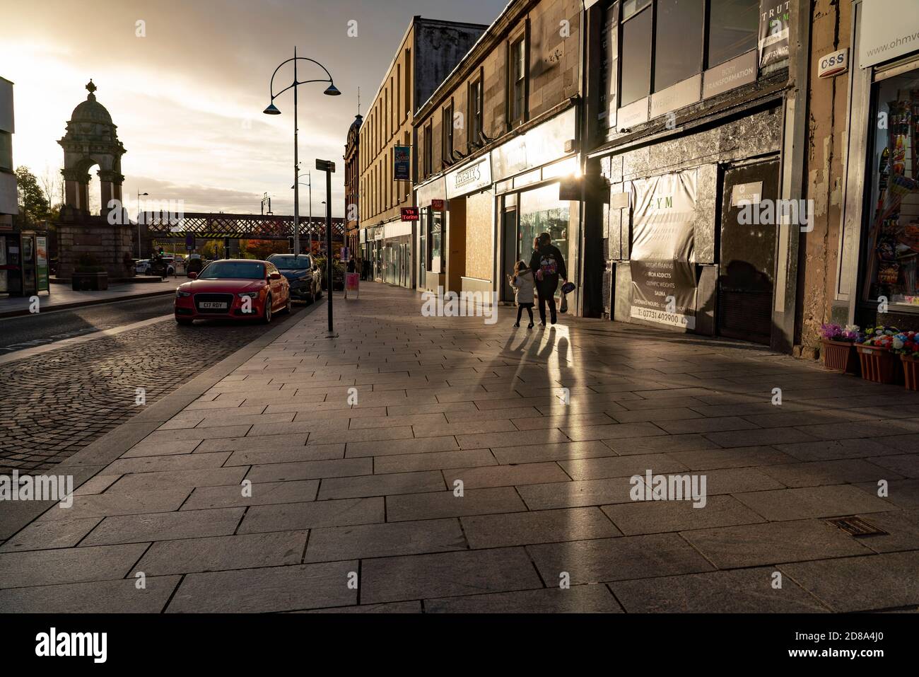 Coatbridge, North Lanarkshire, Schottland, Großbritannien. 28. Oktober 2020. Blick auf das Stadtzentrum von Coatbridge, einer Stadt in North Lanarkshire, die nach dem neuen Coronavirus-System der schottischen GovernmentÕs Level 4 gesperrt werden könnte, um die Ausbreitung des Virus zu kontrollieren. Blick auf Geschäfte und Geschäfte entlang der Main Street in der Abenddämmerung. Iain Masterton/Alamy Live News Stockfoto