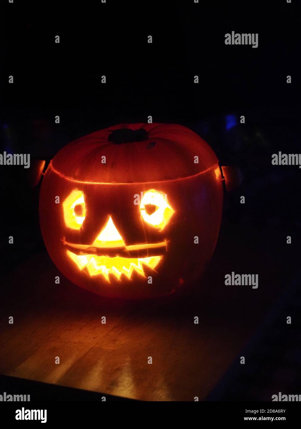 Beleuchtete geschnitzte halloween Kürbis Gesicht Stockfoto