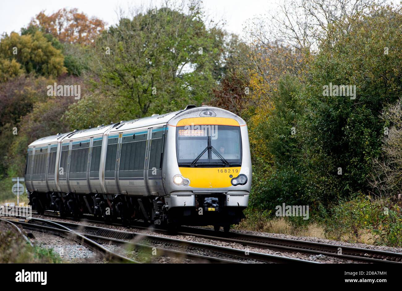 Chiltern Railways Klasse 168 Dieselzug Richtung Süden von Shrewley Cutting, Warwickshire, Großbritannien Stockfoto