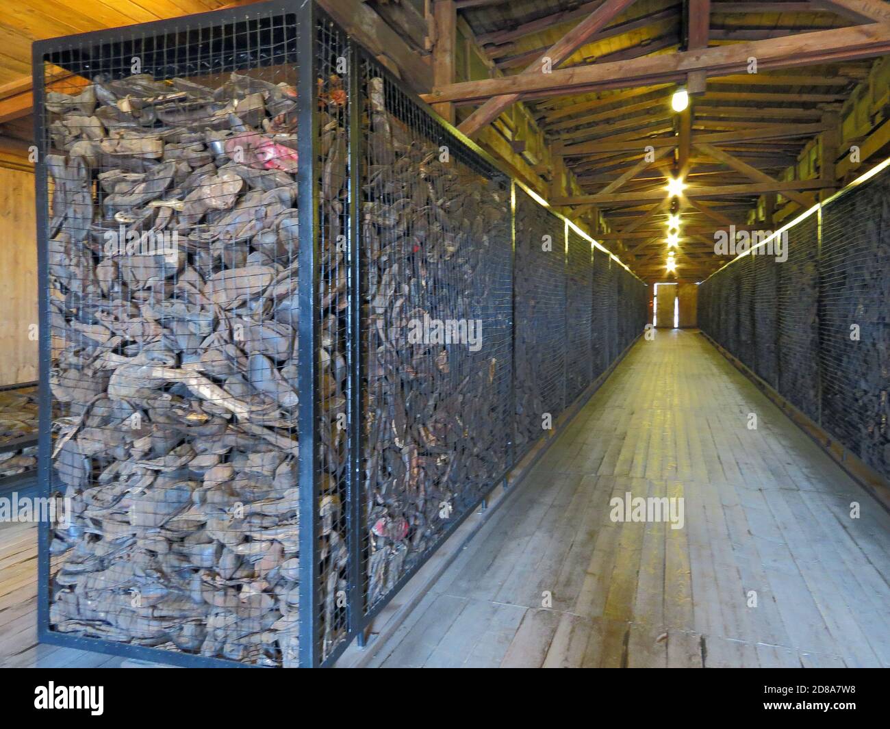 Große Käfige mit Opferschuhen im deutschen Konzentrations- und Vernichtungslager Majdanek. Lublin, Polen Stockfoto