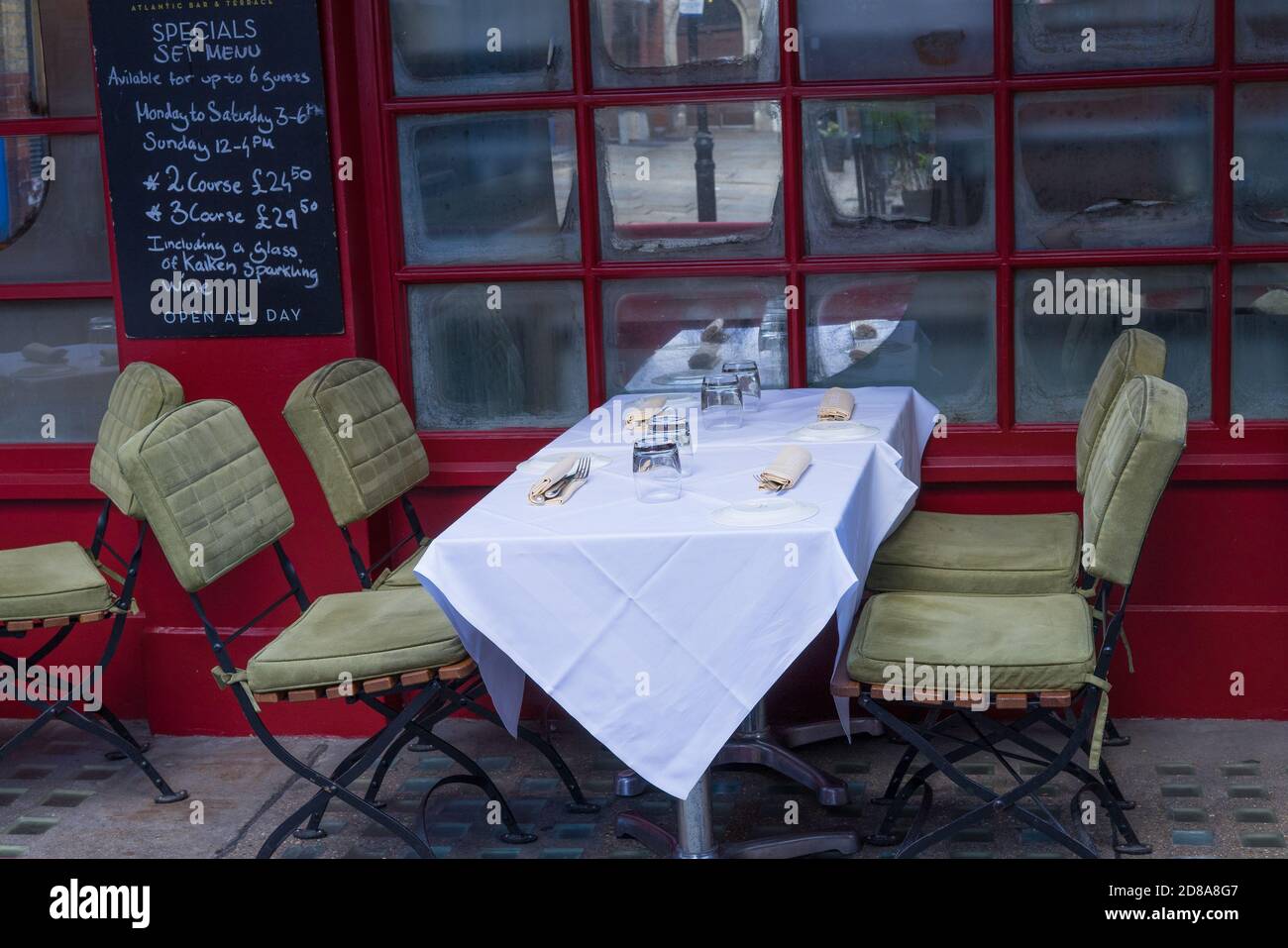 Sitzplätze im Freien und Esstische vor einem Restaurant im West End. London Stockfoto