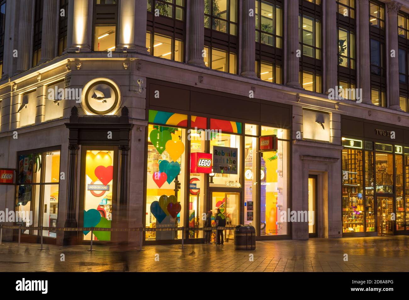 Der Lego Store in Leicester Square bei Nacht. Langzeitbelichtung Foto. London Stockfoto