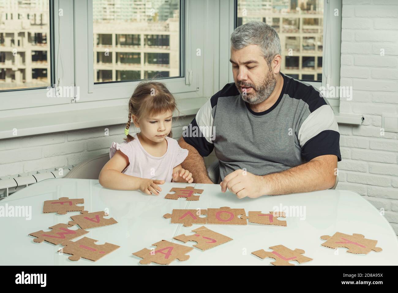 Erwachsene Vater Und Kleine Tochter Zusammen Das Wort Liebe Aus Einem Puzzle Familienkonzept Stockfotografie Alamy