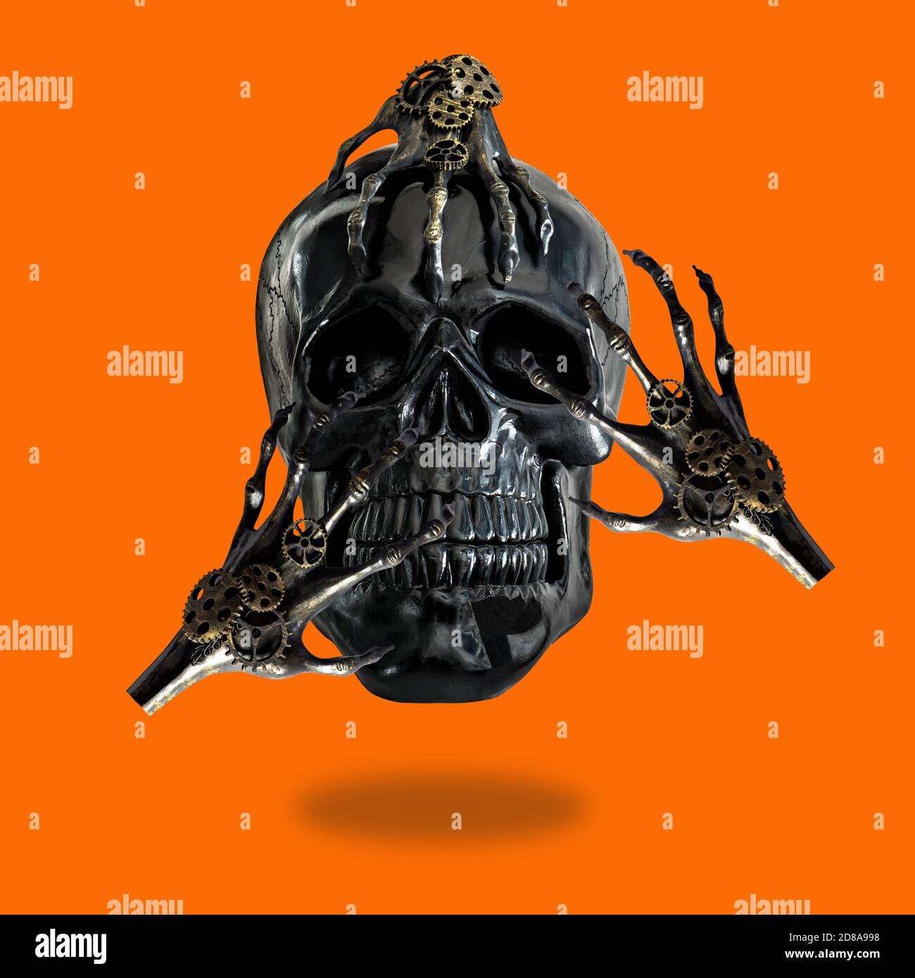 Halloween Deko schwarzer Totenkopf mit Skeletthänden Stockfoto