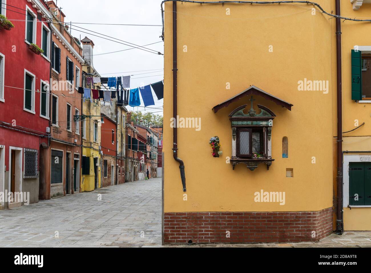 Wäsche zum Trocknen in farbenfrohen Häusern in der Region Castello in Venedig, Italien 2020 Stockfoto