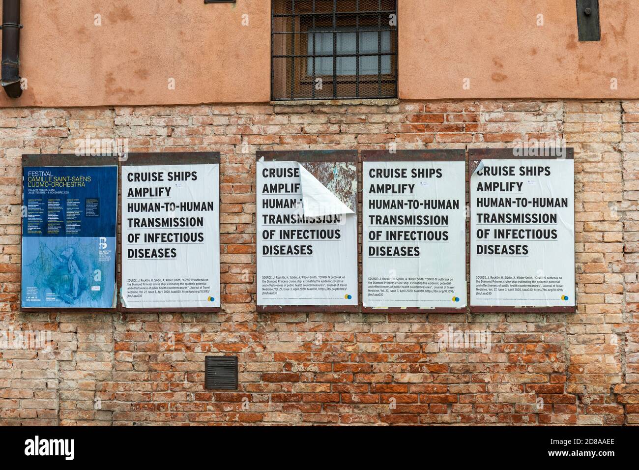 Plakate an einer Wand im Castello in Venedig. Reads - 'Kreuzfahrtschiffe verstärken die Übertragung von Infektionskrankheiten durch Menschen', Covid-19, Italien Stockfoto