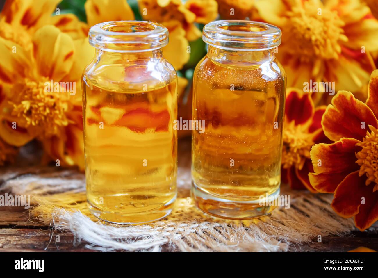 Die Tinktur der Blumen Tschernobrivzow im kleinen Glas. Selektiver Fokus.medizinisch Stockfoto