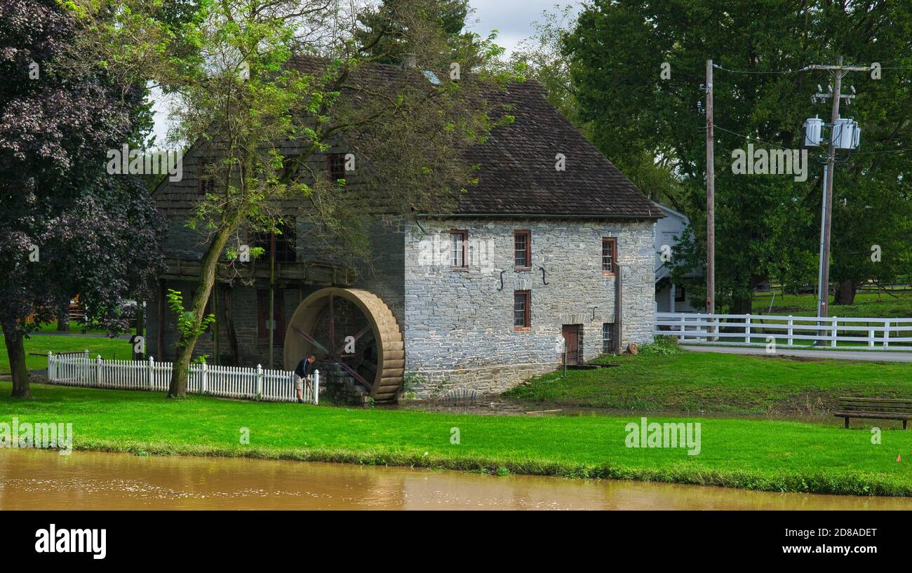 Alte Wasserrad Mühle Stein Gebäude auf einem Herbst Tag Stockfoto