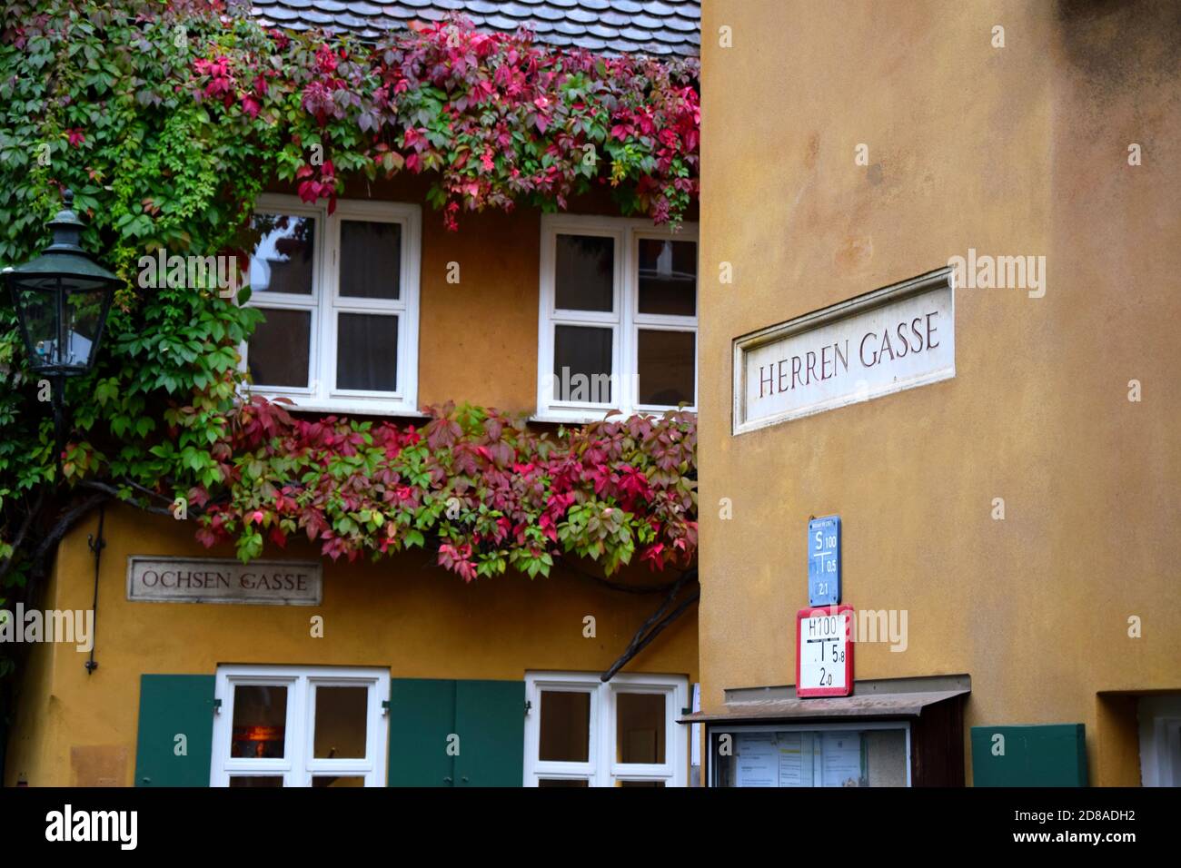 Die Fuggerei in Augsburg, Bayern, Deutschland - älteste Sozialwohnanlage Stockfoto