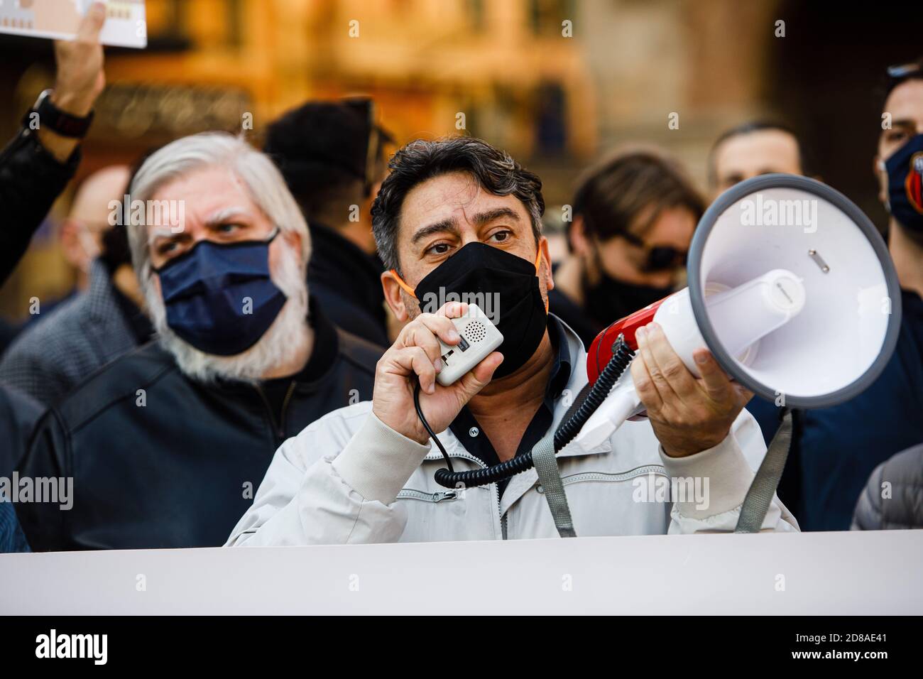 Bologna, Italien. Oktober 2020. Gastronomen, Köche, Unternehmer in der Gastronomie, Taxifahrer, Entertainer protestieren auf der Piazza Maggiore gegen die Maßnahmen der letzten DCPM, die von der Regierung beschlossen wurden, um die Ausbreitung der Coronavirus-Infektion einzudämmen, am 28. Oktober 2020 in Bologna, Italien. Kredit: Massimiliano Donati/Alamy Live Nachrichten Stockfoto