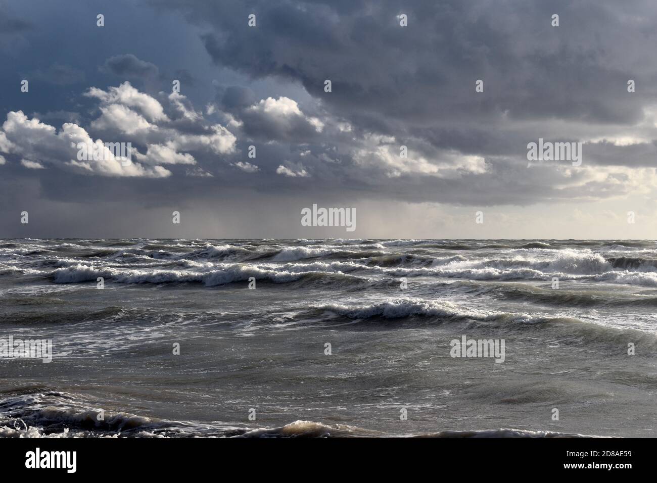 Stürmisches Wetter am Tyrrenischen Meer. Große Wellen. Graue und tiefblaue Farben. Himmel bedeckt mit grauen Wolken. Stockfoto