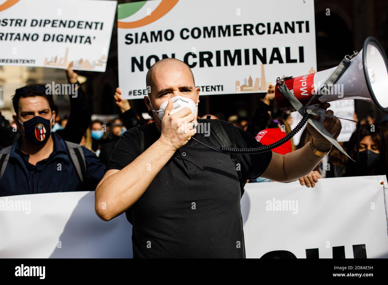 Bologna, Italien. Oktober 2020. Gastronomen, Köche, Unternehmer in der Gastronomie, Taxifahrer, Entertainer protestieren auf der Piazza Maggiore gegen die Maßnahmen der letzten DCPM, die von der Regierung beschlossen wurden, um die Ausbreitung der Coronavirus-Infektion einzudämmen, am 28. Oktober 2020 in Bologna, Italien. Kredit: Massimiliano Donati/Alamy Live Nachrichten Stockfoto