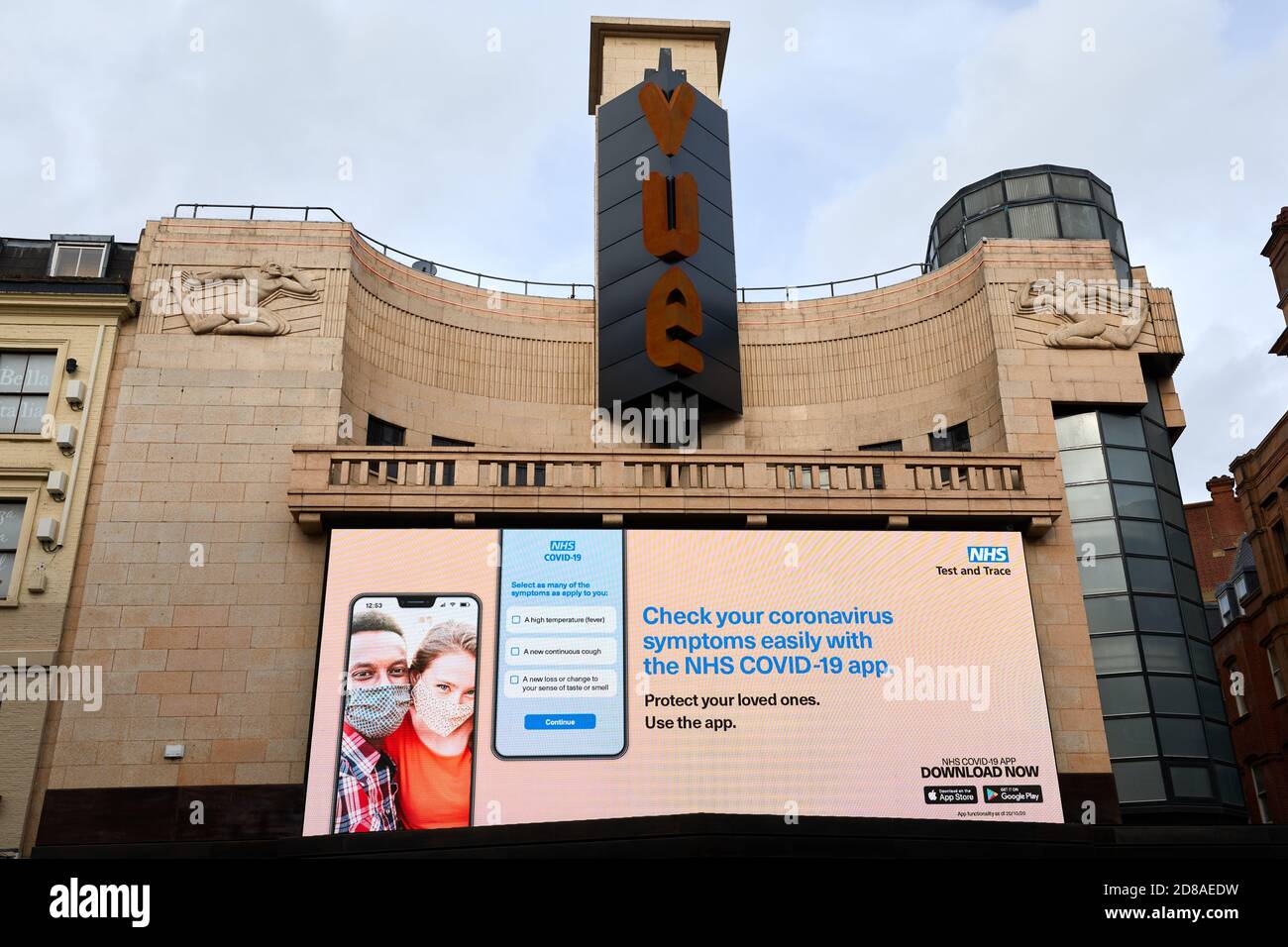 London, Großbritannien. - 28. Oktober 2020: Der riesige elektronische Redograph im Vue Cinema in Leicester Square wird verwendet, um Regierungscoronvirus-Anzeigen in Ermangelung neuer Filme zur Werbung anzuzeigen. Stockfoto