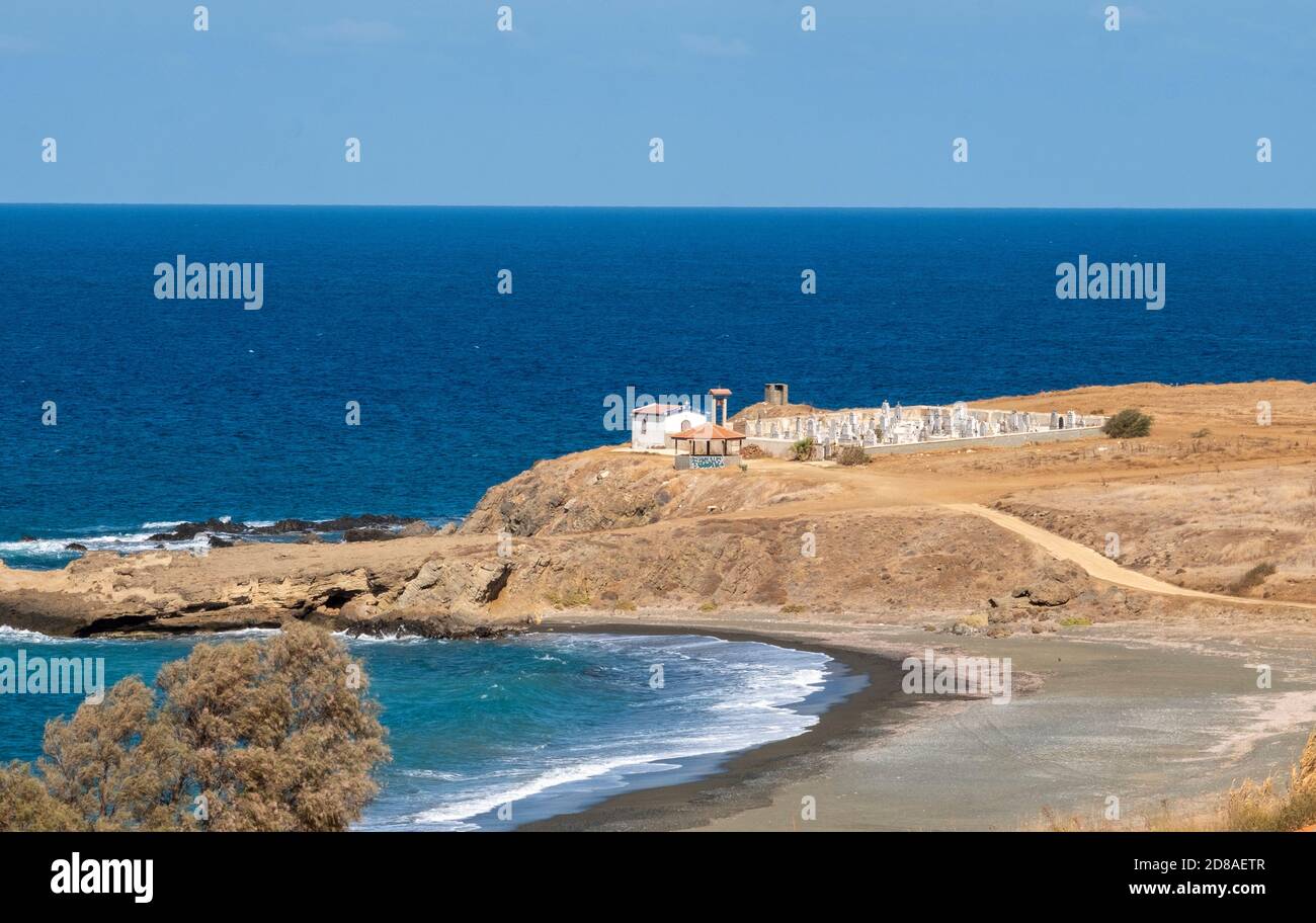 Kleiner Friedhof und Kirche in der Bucht von Pachyammos an der Nordwestküste Zyperns. Stockfoto