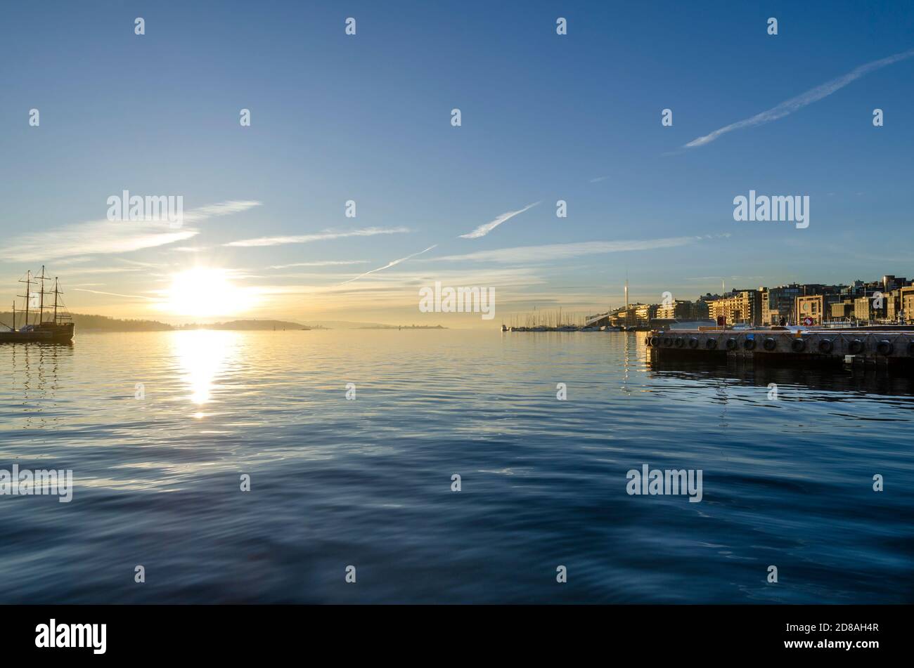 Wintersonne über einem Gewässer in Norwegen Stockfoto