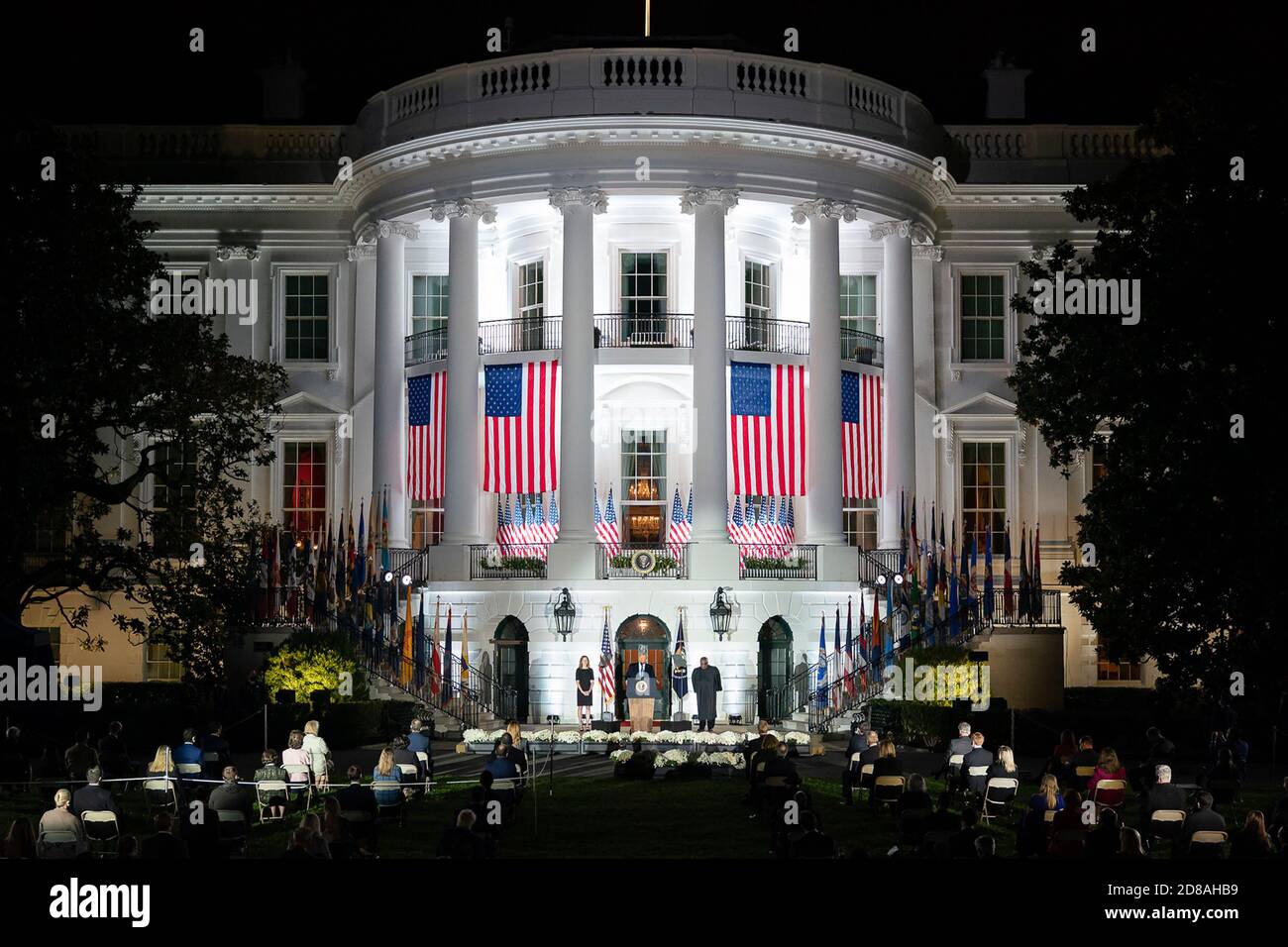 Präsident Donald J. Trump hält während der Vereidigung von Amy Coney Barrett als Associate Justice des Obersten Gerichtshofs der USA am Montag, den 26. Oktober 2020, auf dem South Lawn des Weißen Hauses eine Rede. (USA) Stockfoto