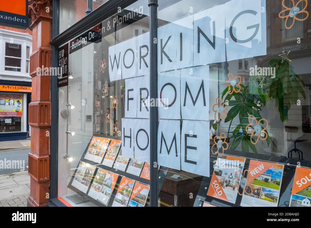 Arbeiten von zu Hause aus, wegen, zu, Covid 19, Einschränkungen, während, 17 Tage, Feuerpause, Schaltung brechen, Zeichen, Beschilderung, in, Schaufenster, von, Alexanders, High Street, Immobilien, Makler, Immobilienagentur, Geschäft, Geschäft, in, Aberystwyth, Aberystwyth Stadt, Stadt, Stadtzentrum, Stadtzentrum, Cardigan Bay, Küste, Küste, Küste, Studenten, Studentenstadt, Wales, Mitte Schaltung, Wales, WCovicovid Wales, Wales, Wal, Wal, Wal, Wal Covid Rule Stockfoto