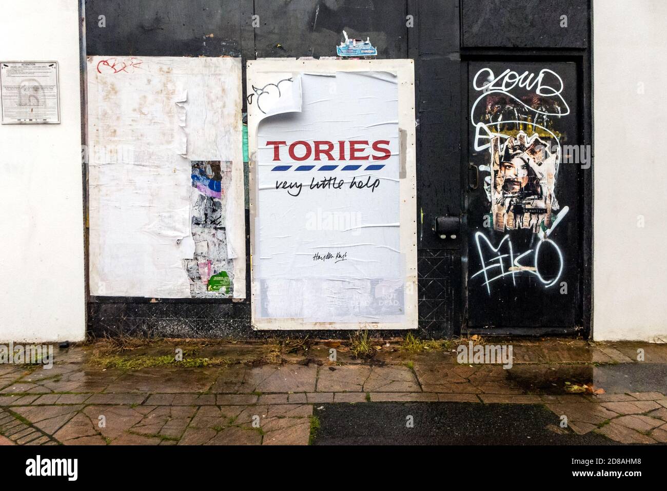 Brighton, 28. Oktober 2020: Anti-Tory Guerilla Street Art, Parodierung von Tescos "Every Little helps"-Slogan heute Nachmittag in Brighton Stockfoto