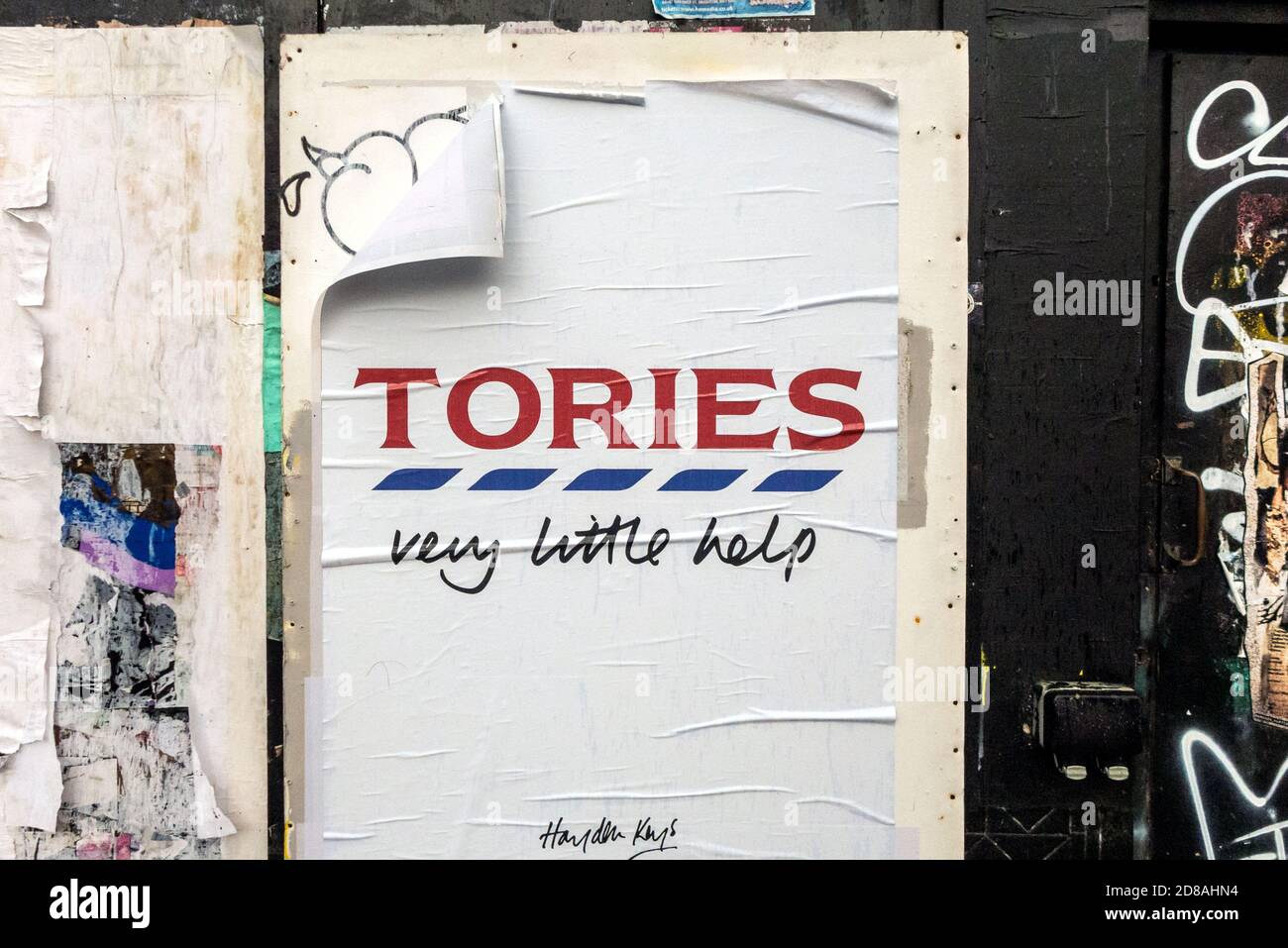 Brighton, 28. Oktober 2020: Anti-Tory Guerilla Street Art, Parodierung von Tescos "Every Little helps"-Slogan heute Nachmittag in Brighton Stockfoto