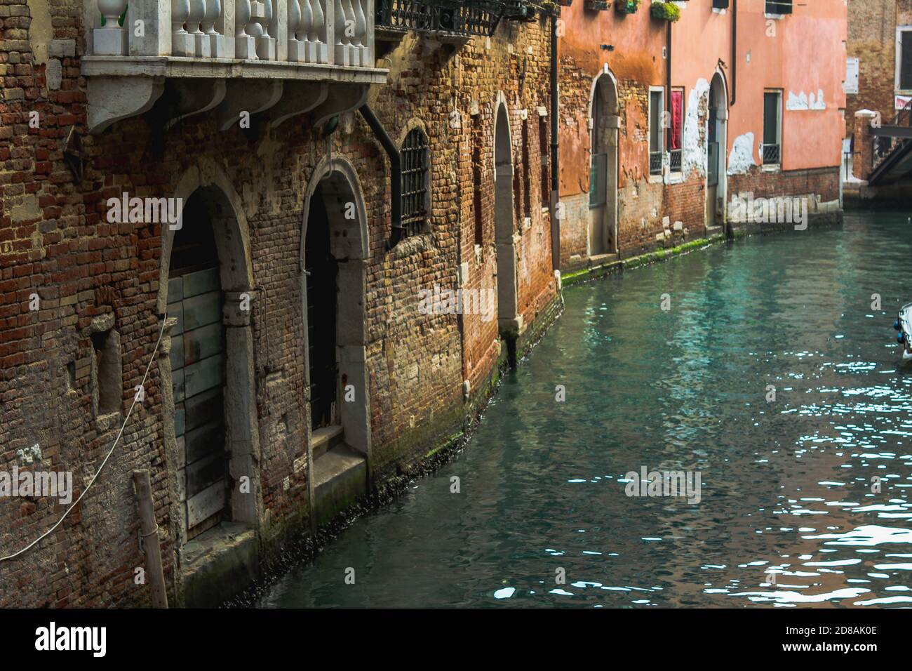 kanal in venedig zwischen Häusern Stockfoto