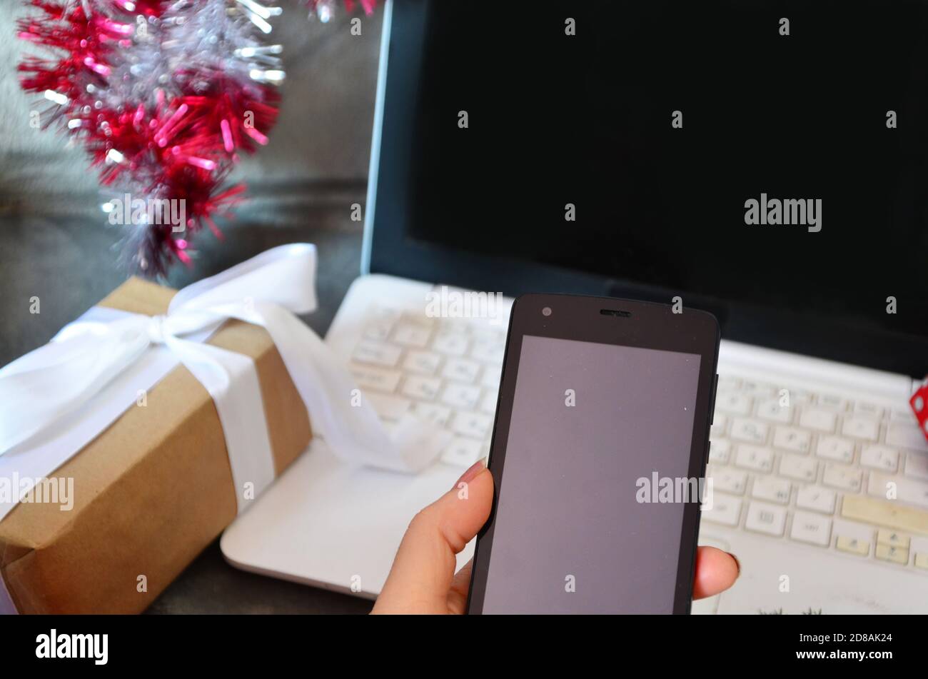 Weihnachten Online-Shopping Draufsicht. Weibliche Käufer mit Laptop, kopieren Platz auf dem Bildschirm. Telefon und Kreditkarte Frau hat Kaffee, kauft Geschenke, bereiten Stockfoto