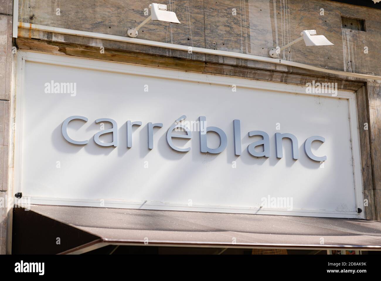 Bordeaux , Aquitaine / Frankreich - 10 20 2020 : Carré Blanc Logo und Zeichen der Store House Leinen respektvoller der Männer und die Umwelt Shop Stockfoto