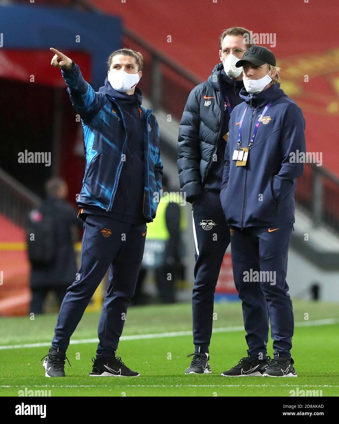 Marcel Sabitzer (links) von RB Leipzig geht mit Teamkollegen vor dem UEFA Champions League-Spiel der Gruppe H in Old Trafford, Manchester, auf dem Spielfeld. Stockfoto