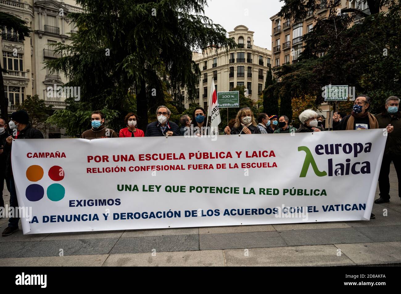 Madrid, Spanien. Oktober 2020. Menschen protestieren vor dem spanischen Parlament, um zu fordern, dass Religion in öffentlichen Schulen ausgelassen wird, während die Reform eines neuen Bildungsgesetzes von Abgeordneten diskutiert wird. Quelle: Marcos del Mazo/Alamy Live News Stockfoto