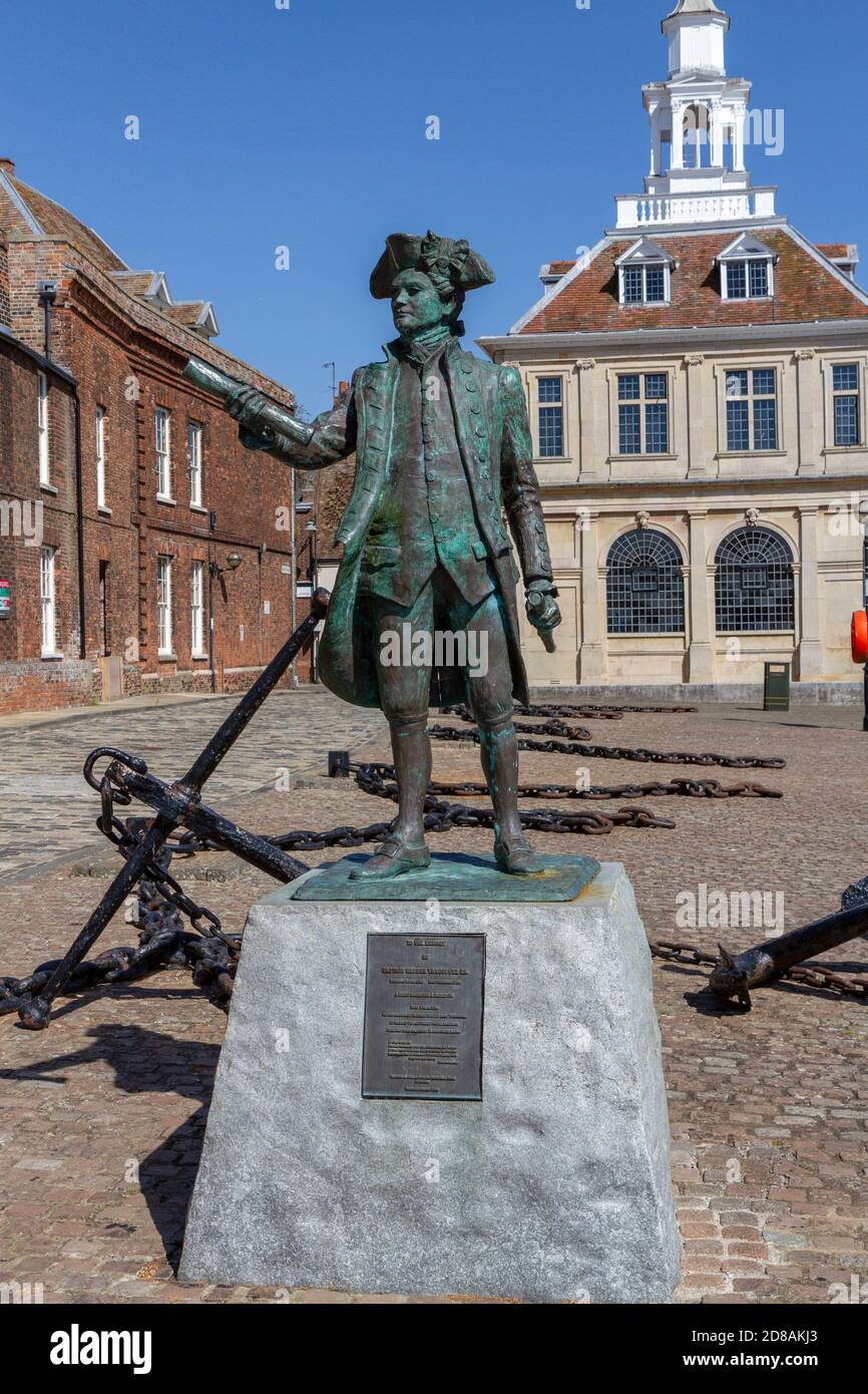 Statue von Captain George Vancouver (von Penelope Reeve, 2000) neben Purfleet Quay, King's Lynn, Norfolk, England. Stockfoto