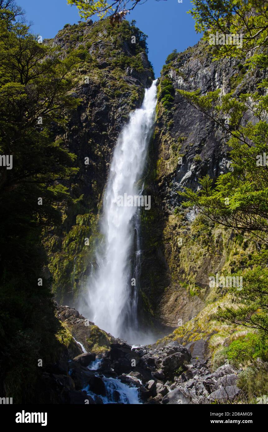 Vertikale Aufnahme der Devils Punchbowl, Arthur's Pass, Neuseeland Stockfoto