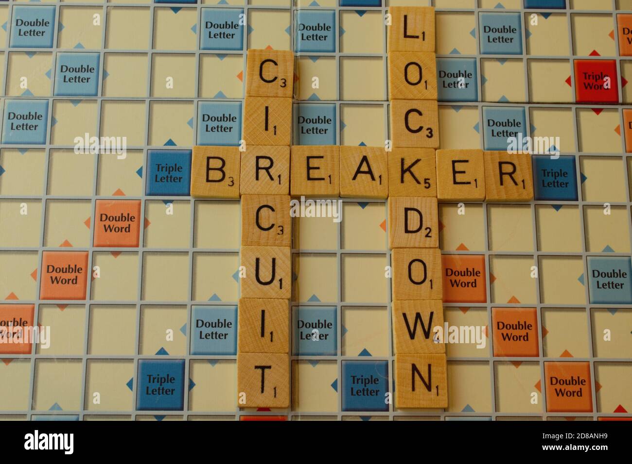 Leistungsschalter Lockdown auf einer super scrabble Platine, UK Covid Lockdown Stockfoto