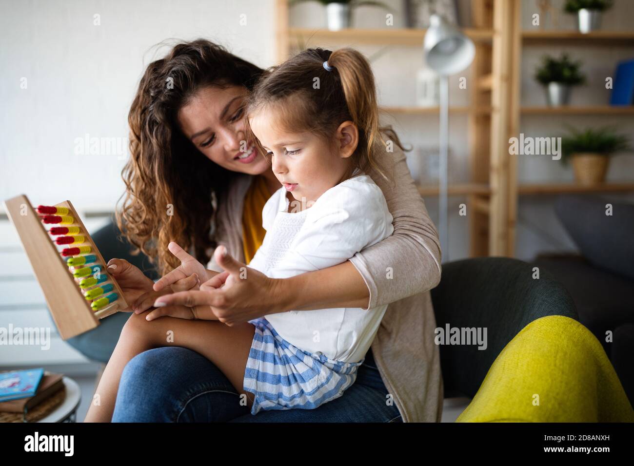 Die Mutter und die kleine süße Mädchen, Kid spielen mit Abacus, frühe Bildung Stockfoto