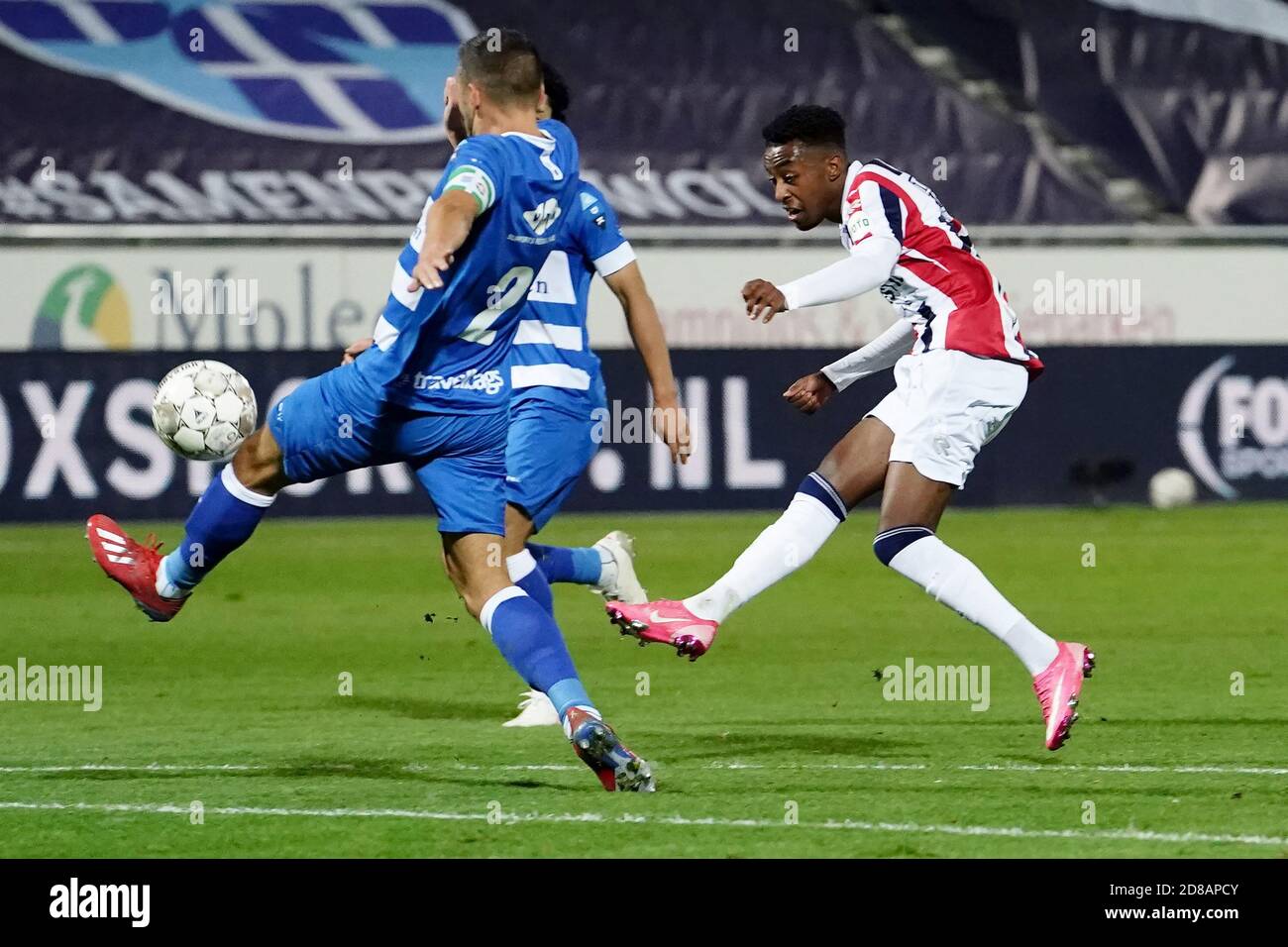 Bram van Polen von PEC Zwolle und Mike Tresor Ndayishimiye Von Willem II während der Niederlande Meisterschaft Eredivisie Fußballspiel Zwischen PEC Zwo C Stockfoto