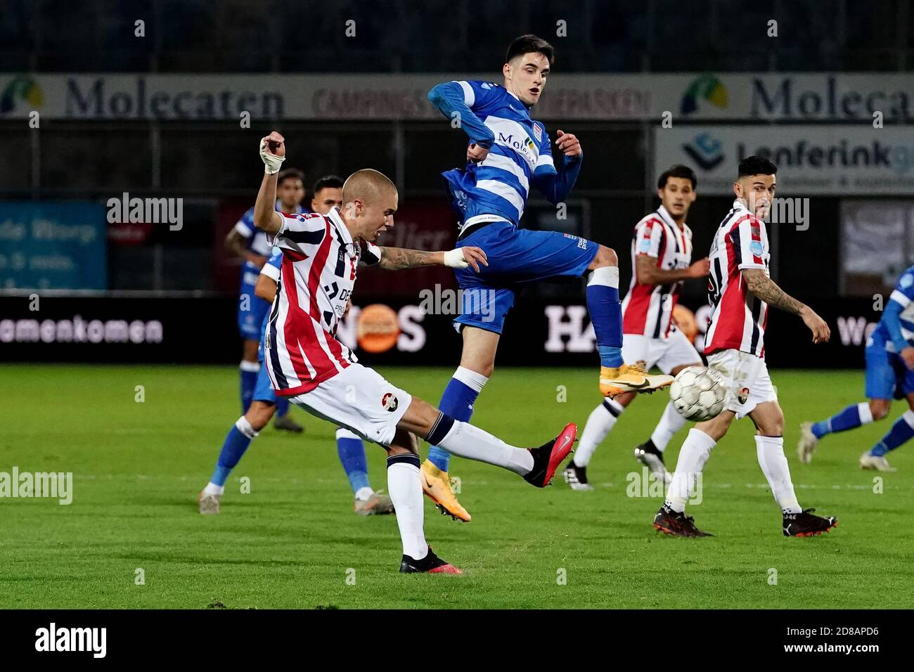 Sebastian Holmen von Willem II und Slobodan Tedic von PEC Zwolle während der Niederlande Meisterschaft Eredivisie Fußballspiel zwischen PEC Zwolle und C Stockfoto