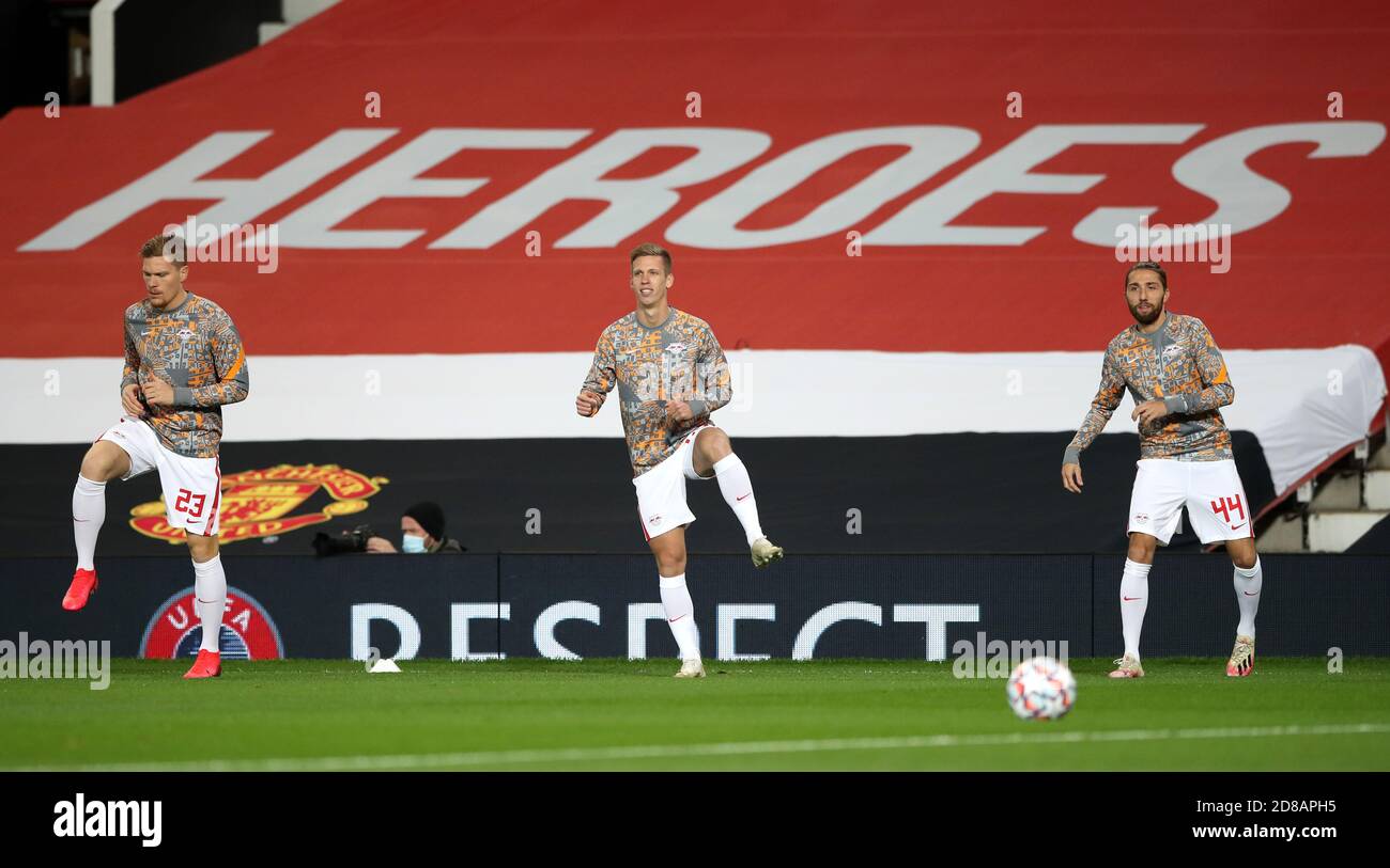 Marcel Halstenberg von RB Leipzig (links), Dani Olmo und Kevin Kampl wärmen sich vor dem UEFA Champions League-Spiel der Gruppe H in Old Trafford, Manchester, auf. Stockfoto