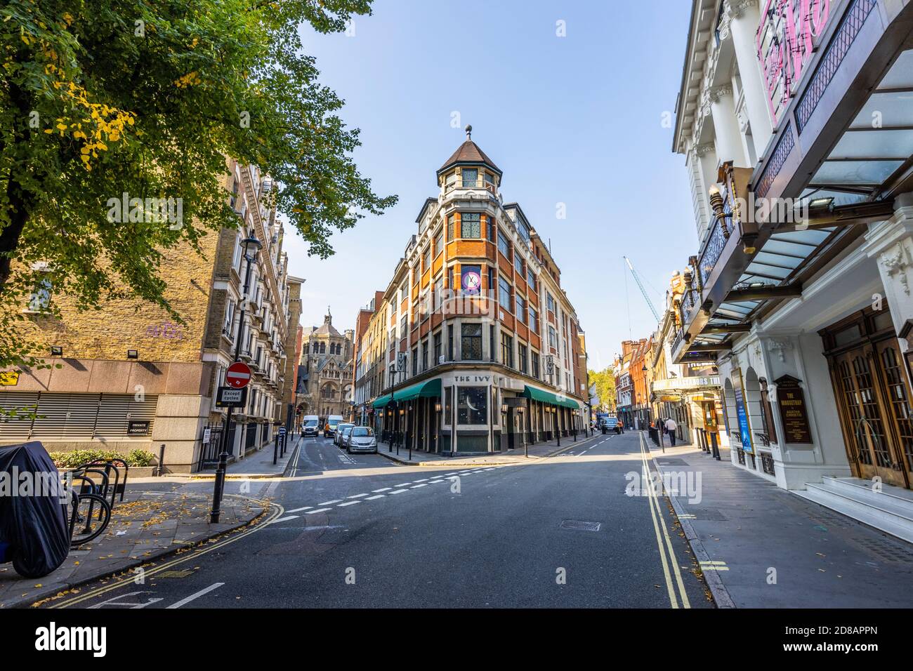 Blick auf das Äußere des berühmten Restaurants, das Ivy and St Martin's Theatre im Theaterland im West End von London, West Street WC2 Stockfoto